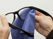 با این روش عینکتان را حرفه‌ای‌ تمیز کنید