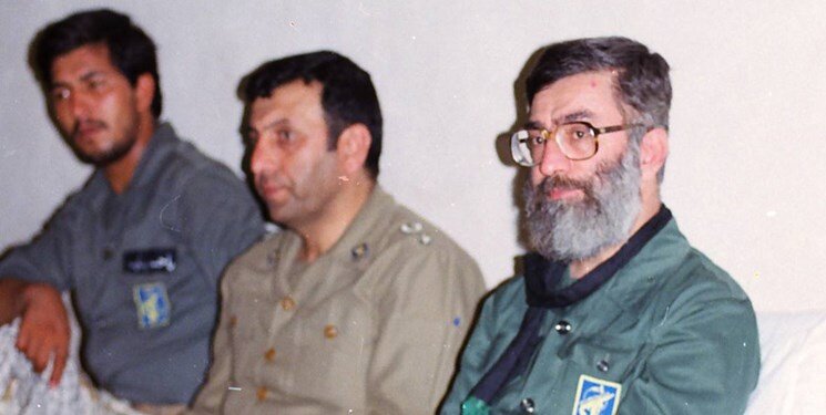 عکس دیده نشده از آیتالله خامنهای با لباس نظامی کنار سفره غذا رهبر انقلاب