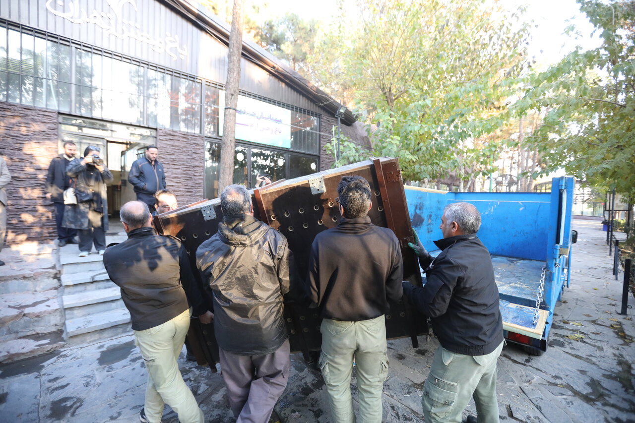 تصاویر | کمیاب ترین شیرهای آفریقا به تهران رسیدند | سرنوشت دو قلاده شیر سفید باغ وحش ارم چه می شود؟