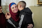 ببینید | بازگشت زن زندانی فلسطینی بعد از ۸ سال به خانه با صورتی سوخته!
