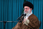 لحظه دیدار رهبر انقلاب با بانوان در حسینیه امام خمینی(ره) | حال و هوای حسینیه را ببینید