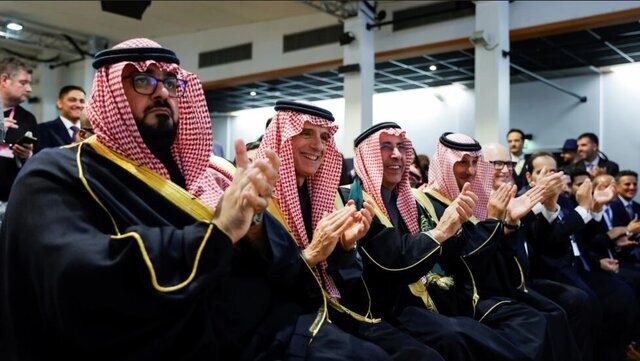 پیروزی جنجالی ولیعهد عربستان؛ از رونالدو هم با لباس عربی استفاده کردند! | تبلیغات جاه‌طلبانه سعودی‌ها در سراسر پاریس را ببینید