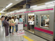 ببینید | راهکار خلاقانه ژاپنی ها برای ایجاد فضای بیشتر در مترو!