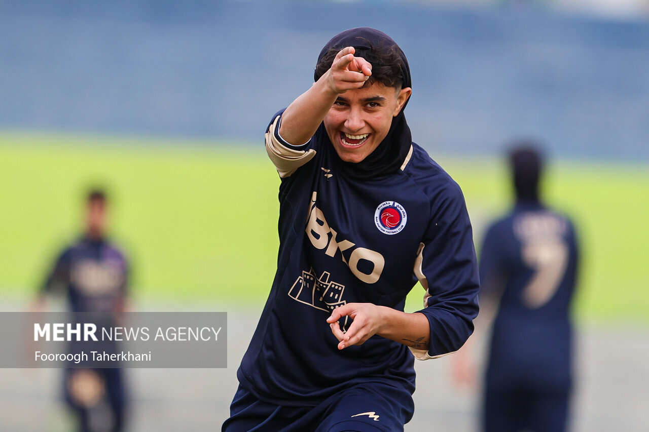 عکس | شادی خاص بازیکن تیم فوتبال بانوان خاتون بم در مسابقه حساس مقابل پیکان