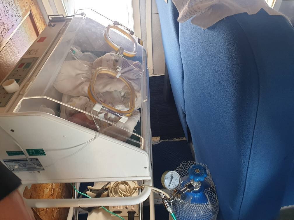 همکاری اورژانس و ارتش برای نجات ۲ نوزاد ۶ و ۲۱ روزه + تصاویر