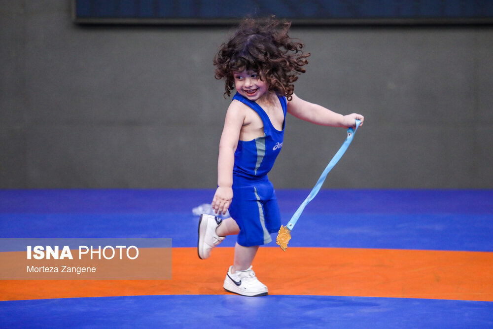 عکس| شیطنت یک کودک خردسال در فینال لیگ برتر کشتی آزاد