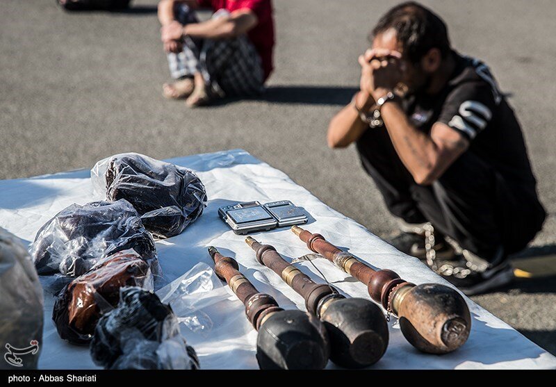 تصاویر | بازداشت سارقان خرد با انواع سلاح سرد و گرم! | التماس یکی از اوباش بعد از دستگیری