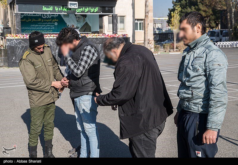 تصاویر | بازداشت سارقان خرد با انواع سلاح سرد و گرم! | التماس یکی از اوباش بعد از دستگیری