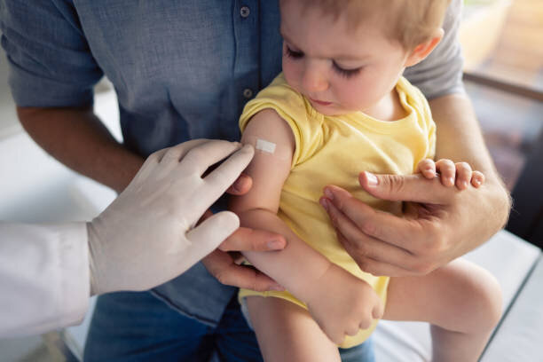 واکسنهای اختیاری در ایران | چرا و چه زمان کودکان نیاز به تزریق واکسنهای اختیاری دارند؟ | واکسنها عوارض دارند؟