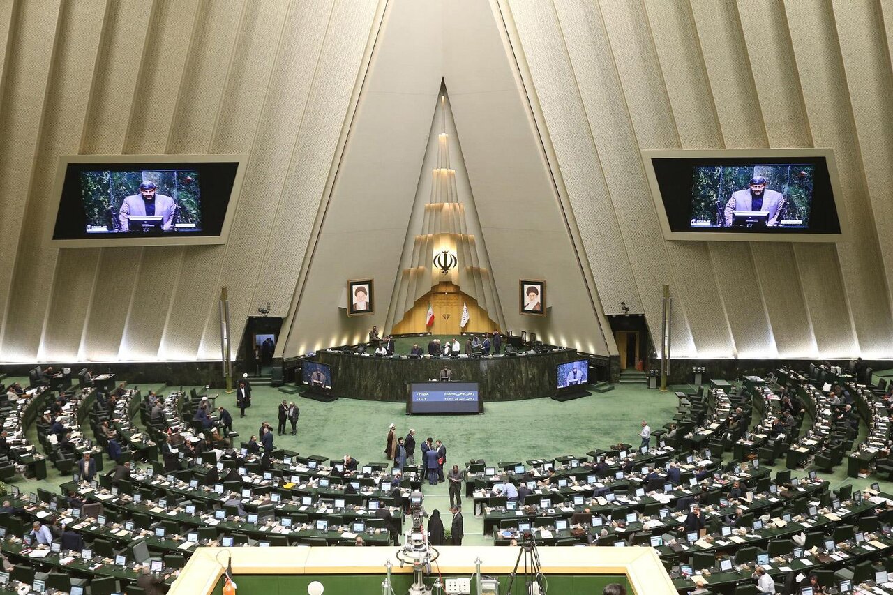 شنبه ها تعطیل میشود؟ | یک گام تا افزایش تعطیلات آخر هفته و کاهش ساعت کاری صحن مجلس