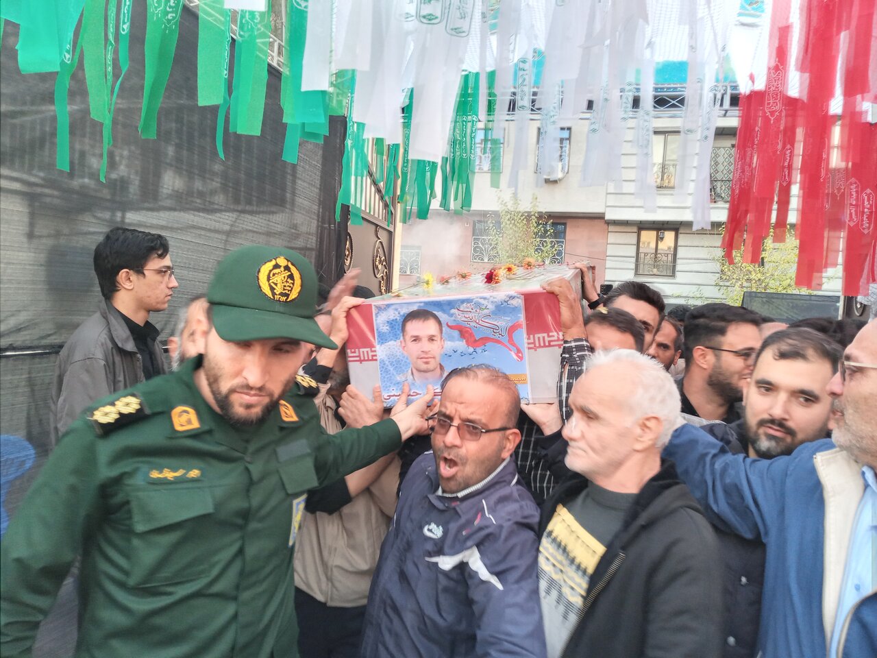 پیکر شهید مدافع حرم در منطقه ۱۴ تشییع شد
