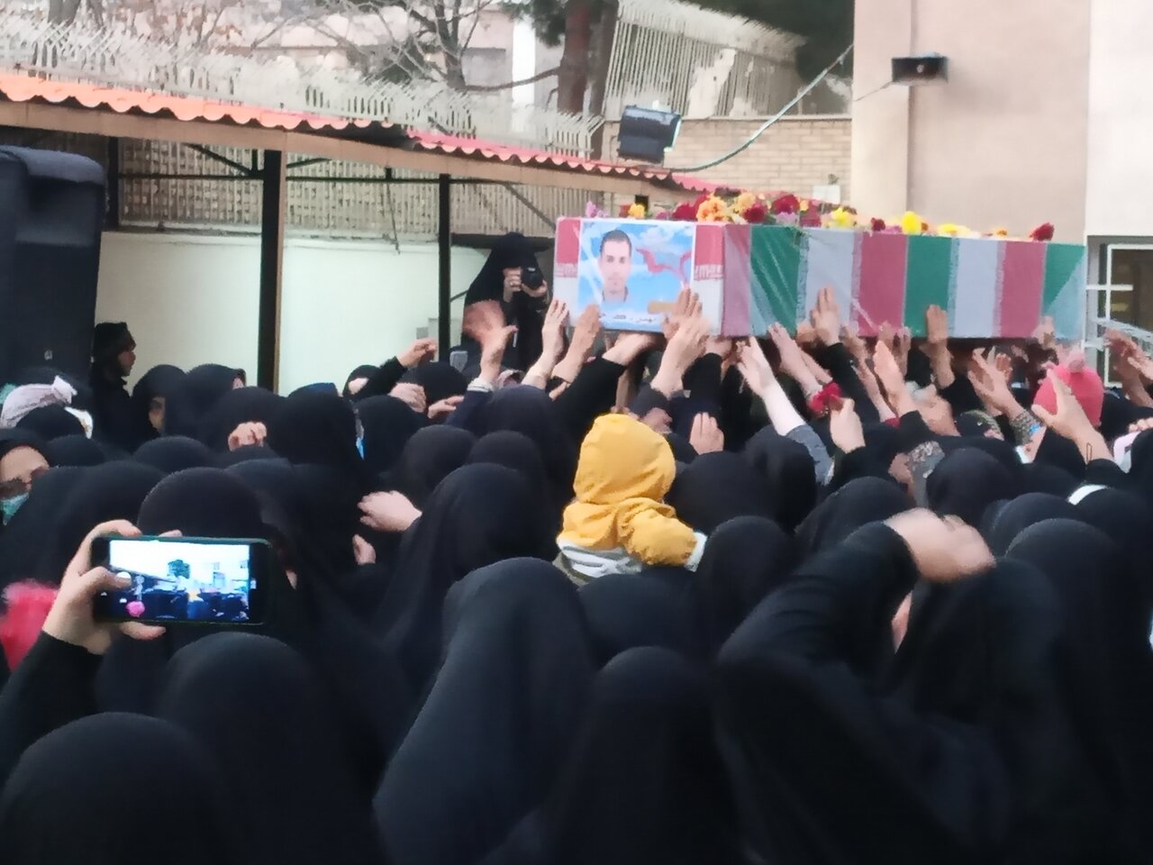 پیکر شهید مدافع حرم در منطقه ۱۴ تشییع شد