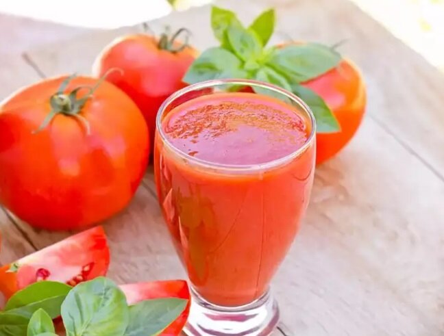 ۵ مزیت شگفت انگیز آب گوجه فرنگی برای سلامتی که نمی دانستید