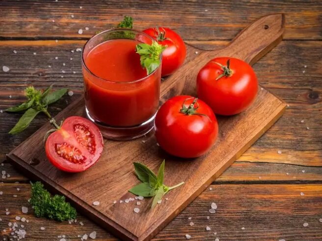 ۵ مزیت شگفت انگیز آب گوجه فرنگی برای سلامتی که نمی دانستید