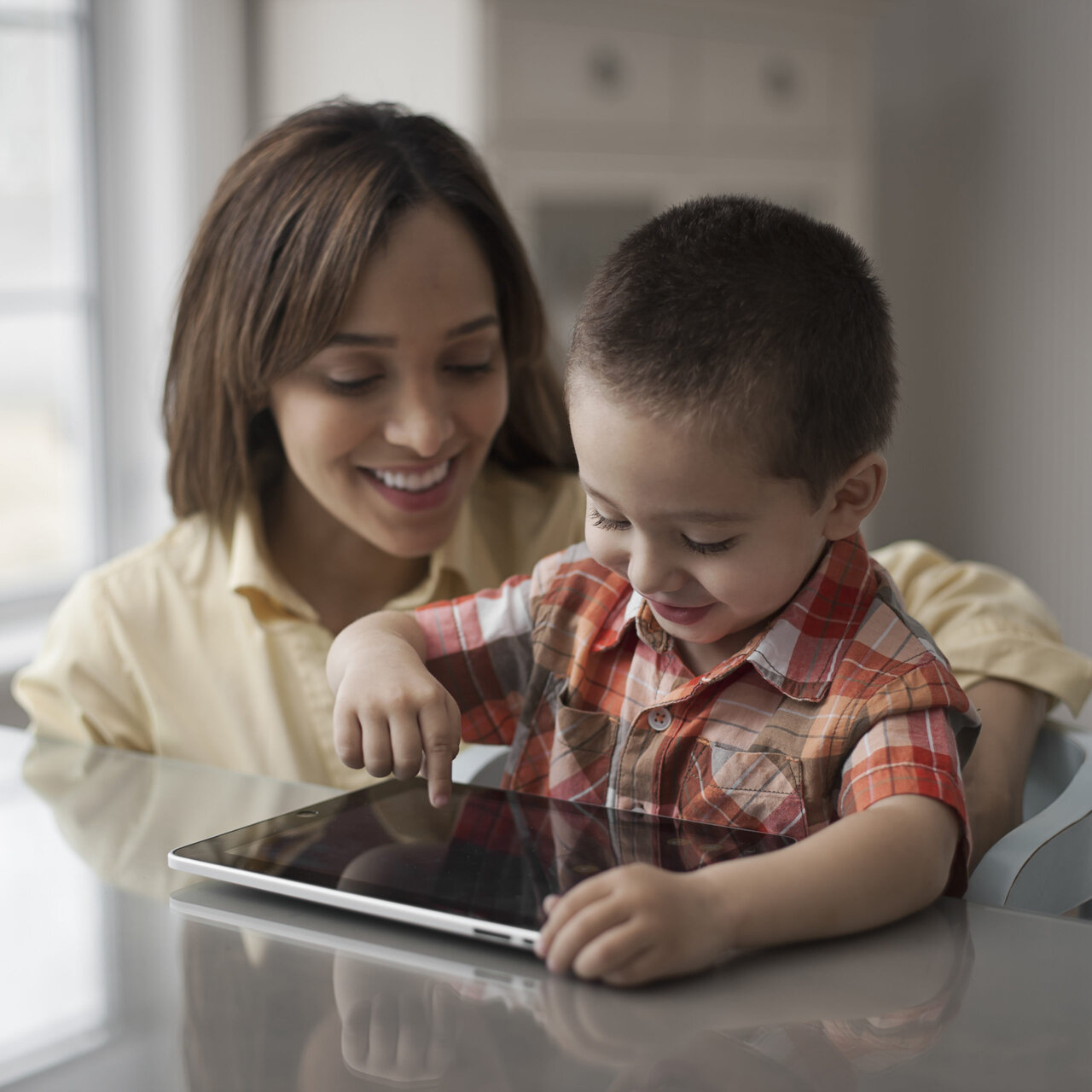از هر ۹ کودک مراجعهکننده به گفتاردرمانگر ۹ کودک دیجیتالباز هستند | آمار بالای اختلالات گفتاری در کودکان ایرانی | موبایل را نامحدود دست کودک ندهید
