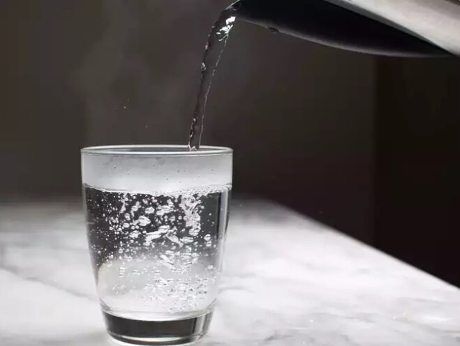 راهکارهایی برای رفع نفخ و تهوع پس از غذای چرب | با این ترفندهای ساده سلامت روده را افزایش دهید