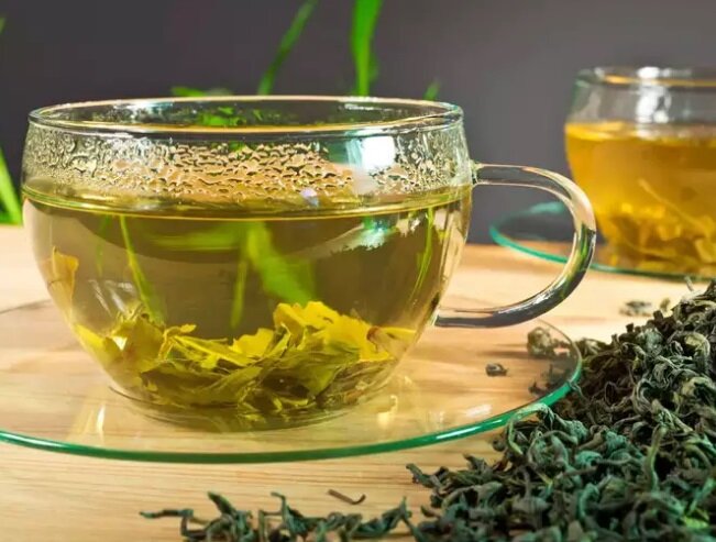 راهکارهایی برای رفع نفخ و تهوع پس از غذای چرب | با این ترفندهای ساده سلامت روده را افزایش دهید