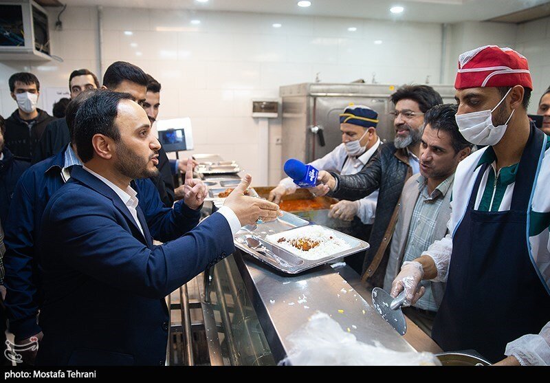 عکس | سخنگوی دولت در صف سلف دانشجویی