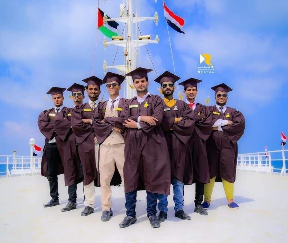 عکس | جشن فارغ‌التحصیلی دانشجویان یمنی بر روی کشتی توقیف شده اسرائیلی