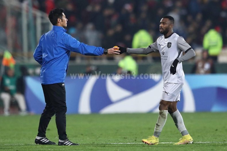 عکس | استفاده بهینه از پرتقال پرتابشده علیه پرسپولیس!