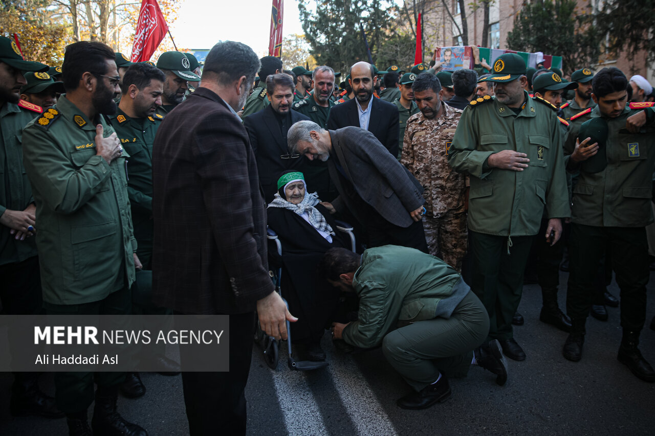 عکس | بوسه بر پای مادر شهید مدافع حرم