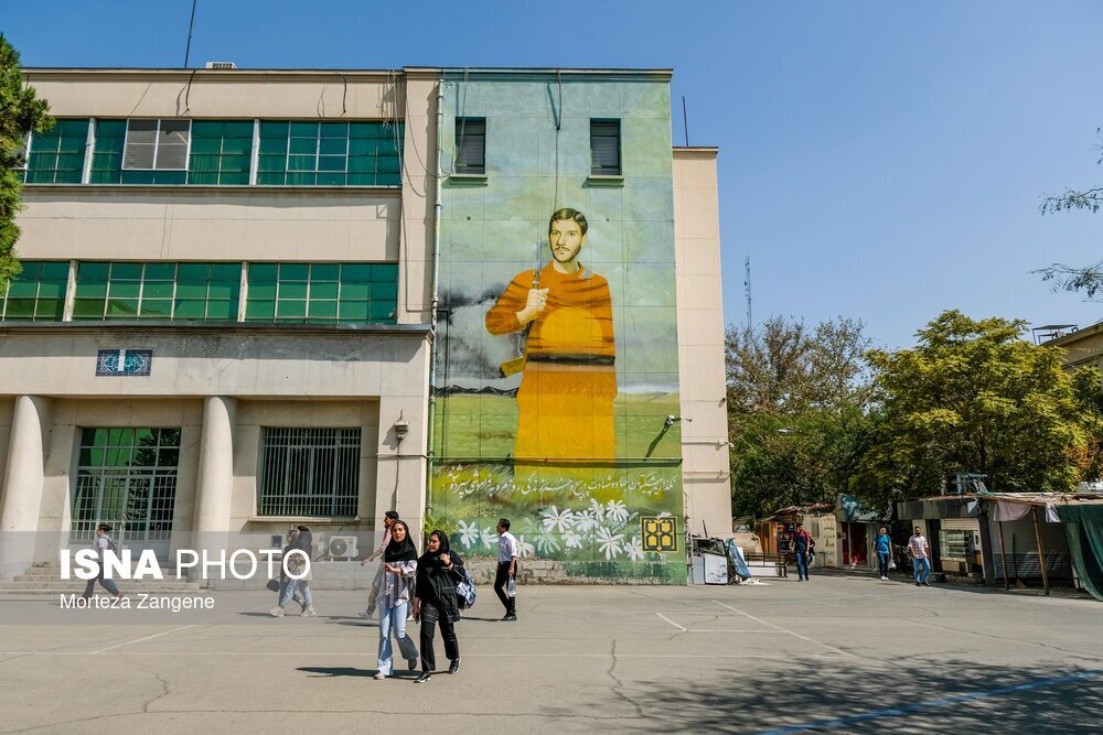 عکس یادگاری مداح معروف با دانشجویان دانشگاه تهران