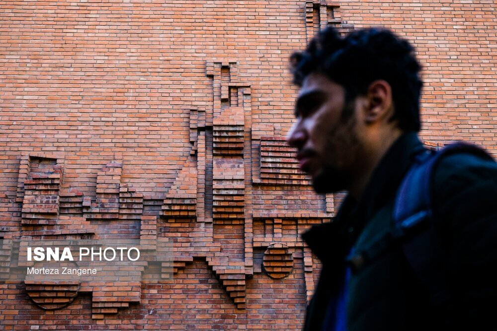 عکس یادگاری مداح معروف با دانشجویان دانشگاه تهران
