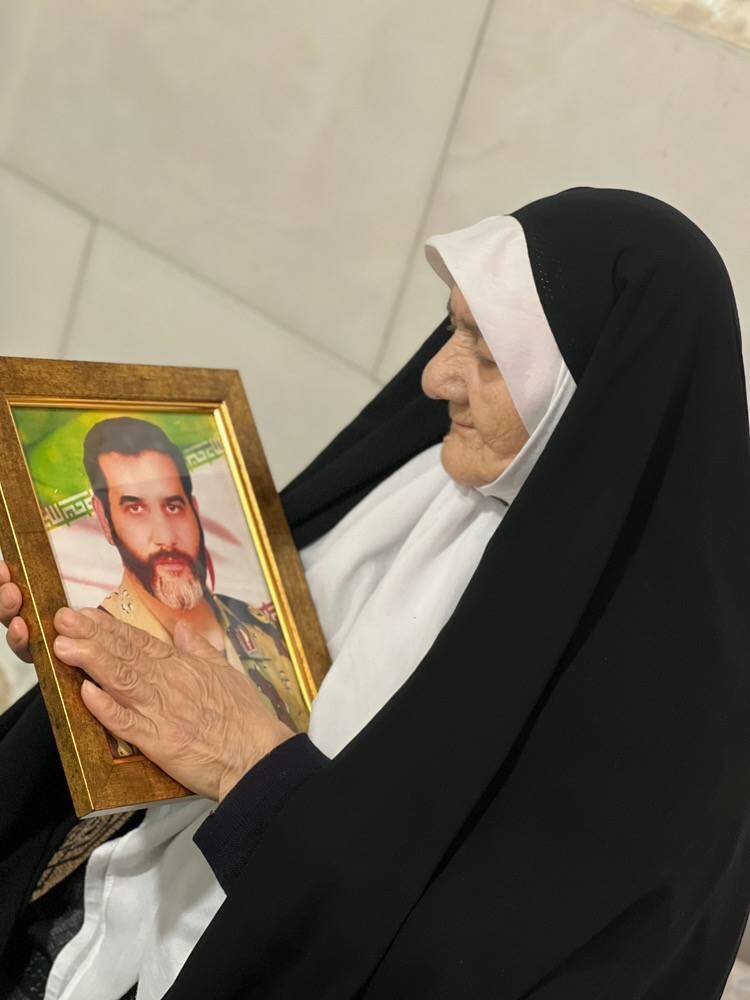 دیدار با خانواده سردار حسن اکبری | میگفت: وقت رفتن به باغفیض است... | لحظه خنثیسازی بمب پرکشید