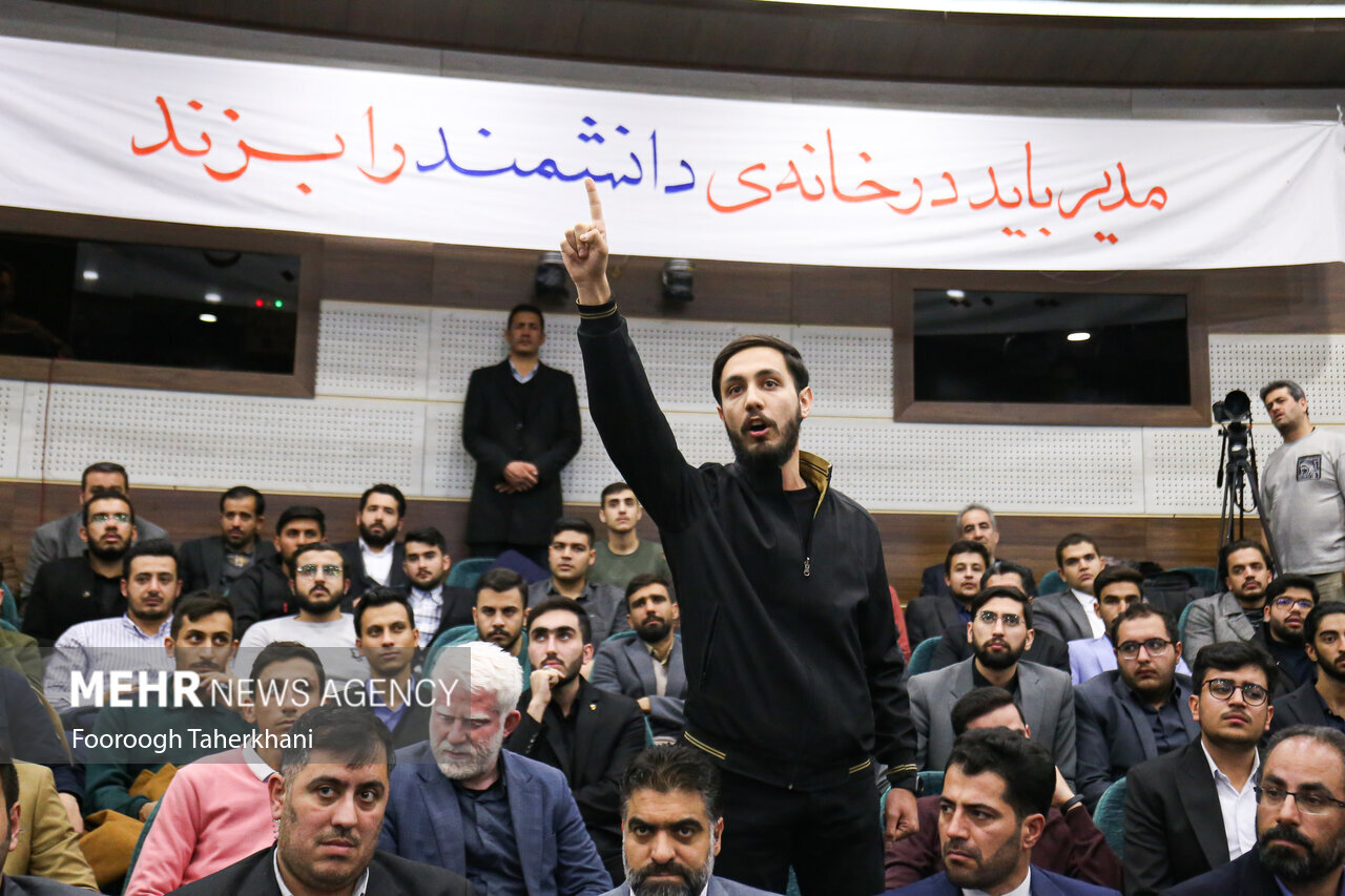 عکس| بنرهای معنادار دانشجویان در دیدار با قالیباف