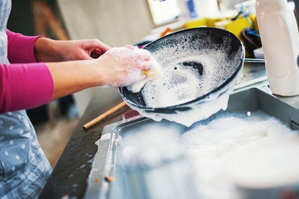 ۵  نکته طلایی برای تمیز کردن ظروف خانه | کارد و چنگال ها را با این روش تمیز کنید