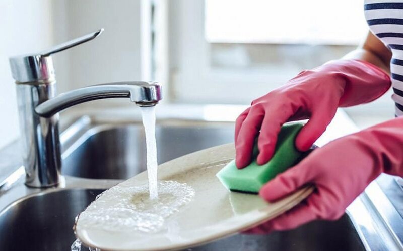 ۵  نکته طلایی برای تمیز کردن ظروف خانه | کارد و چنگال ها را با این روش تمیز کنید