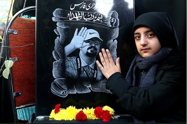 در سالگرد سانحه هواپیمای سی-۱۳۰ صورت گرفت | تجدید میثاق با شهدای اصحاب رسانه