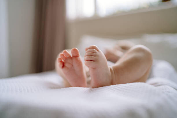 اهمیت قوس کف پا ؛ کف پای صاف درمان دارد؟ | چرا کف پا صاف میشود و چه مشکلاتی به همراه خواهد داشت؟