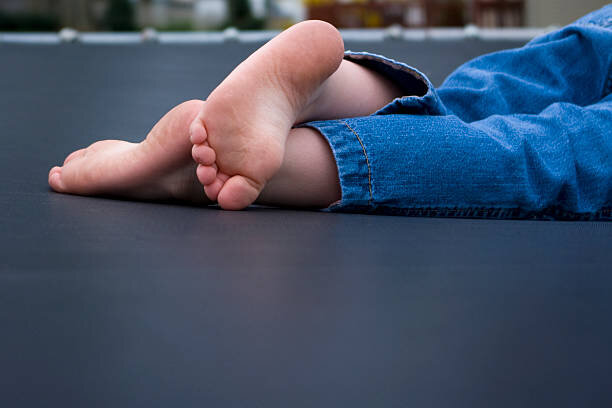 اهمیت قوس کف پا ؛ کف پای صاف درمان دارد؟ | چرا کف پا صاف میشود و چه مشکلاتی به همراه خواهد داشت؟