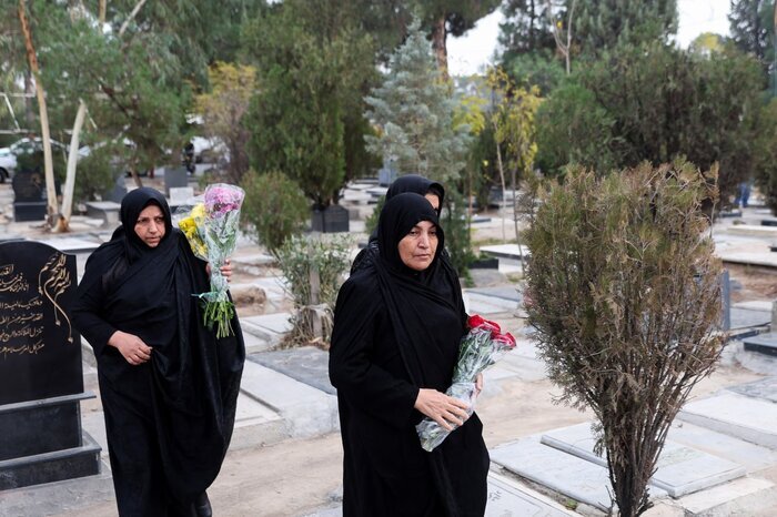 حصارکشی دور مزار و سر دادن شعارهای هنجارشکنانه در چهلمین روز درگذشت آرمیتا گراوند؟ + تصاویر