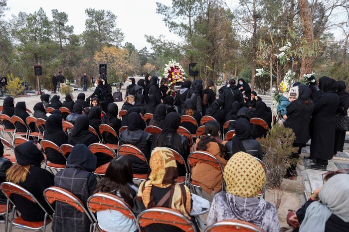 حصارکشی دور مزار و سر دادن شعارهای هنجارشکنانه در چهلمین روز درگذشت آرمیتا گراوند؟ + تصاویر