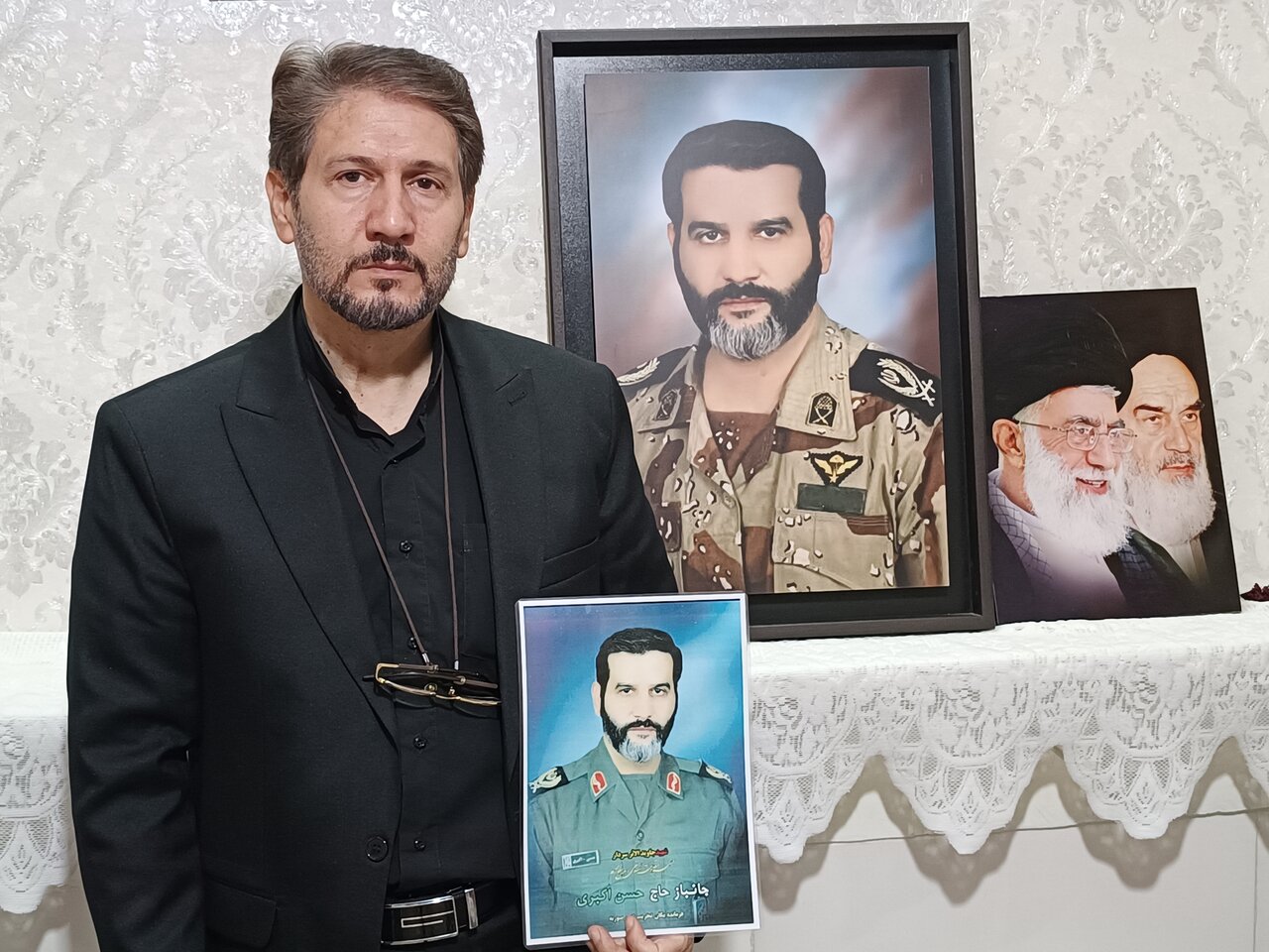 دیدار با خانواده سردار حسن اکبری | میگفت: وقت رفتن به باغفیض است... | لحظه خنثیسازی بمب پرکشید