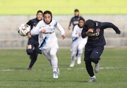عکس | برادری که خواهرش را در دربی فوتبال ایران در آغوش گرفت