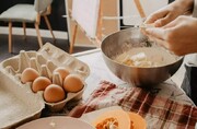 ۹ جایگزین‌ تخم مرغ برای پختن شیرینی و کیک‌های سالم‌تر | تا حالا از دوغ در شیرینی استفاده کرده‌اید؟