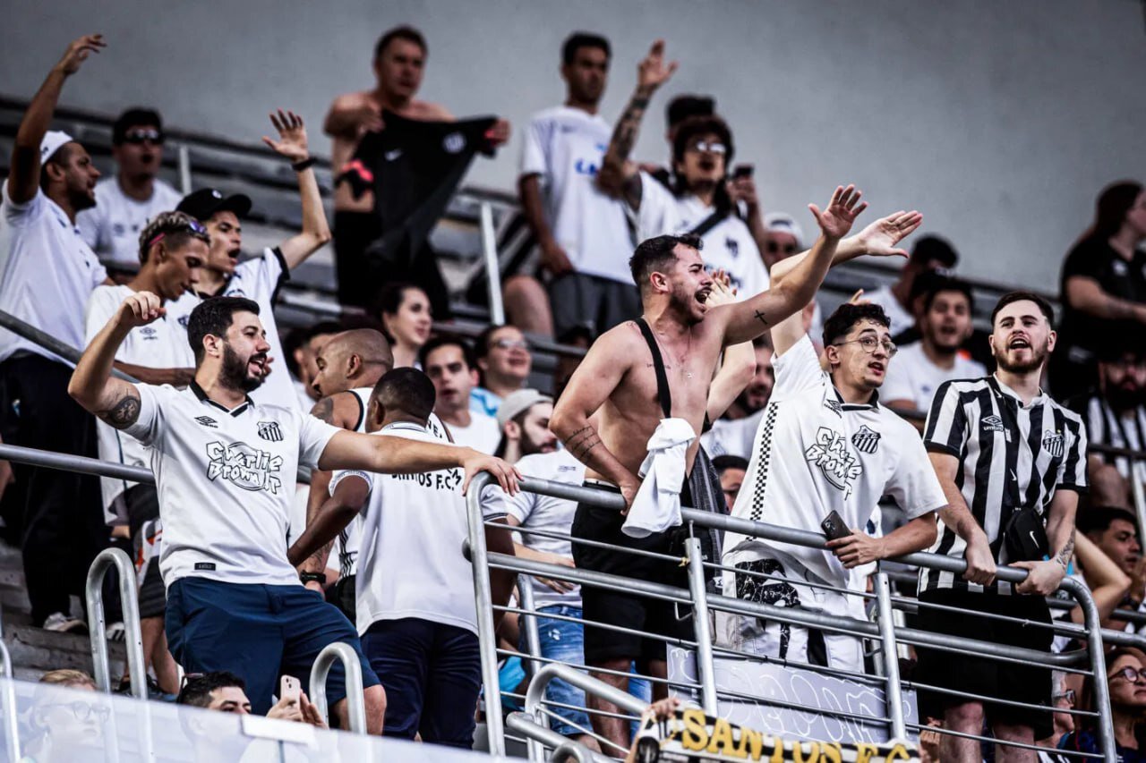 آتش زدن خودروی بازیکن فوتبال | اقدام هواداران خشمگین پس از تلخترین شکست!