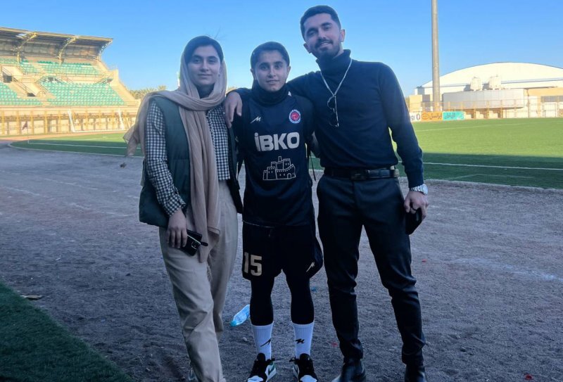 عکس | برادری که خواهرش را در دربی فوتبال ایران در آغوش گرفت 