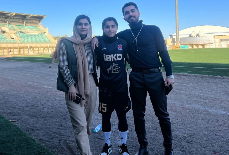 عکس | برادری که خواهرش را در دربی فوتبال ایران در آغوش گرفت