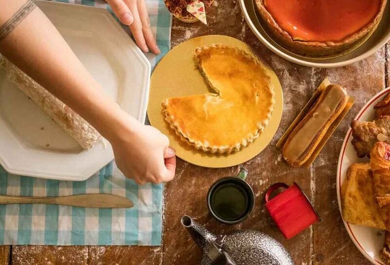 ۹ جایگزین تخم مرغ برای پختن شیرینی و کیکهای سالمتر | تا حالا از دوغ در شیرینی استفاده کردهاید؟