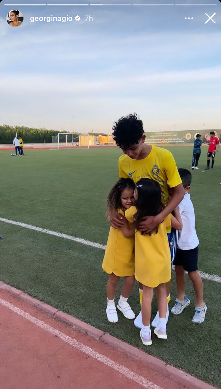 زیباترین تصویر از کودکان رونالدو در عربستان | حلقه احساسی دور رونالدوی کوچک