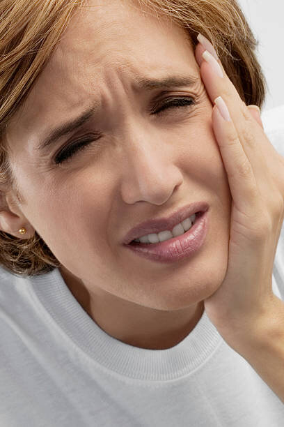 چرا دندان درد شب‌ها بیشتر تشدید می‌شود؟ | روش‌هایی طلایی برای کاهش درد شبانه دندان‌ها