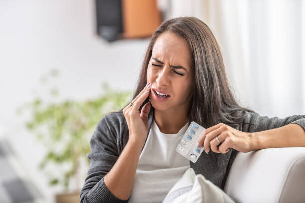 چرا دندان درد شبها بیشتر تشدید میشود؟ | روشهایی طلایی برای کاهش درد شبانه دندانها