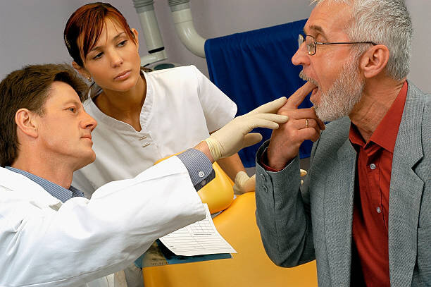 چرا دندان درد شبها بیشتر تشدید میشود؟ | روشهایی طلایی برای کاهش درد شبانه دندانها