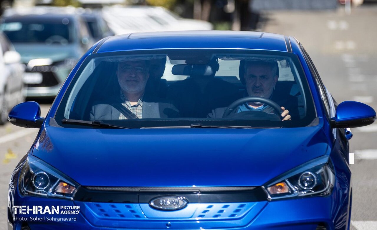 عکس | رانندگی شهردار و وزیر پشت فرمان اولین ماشین برقی ایرانی