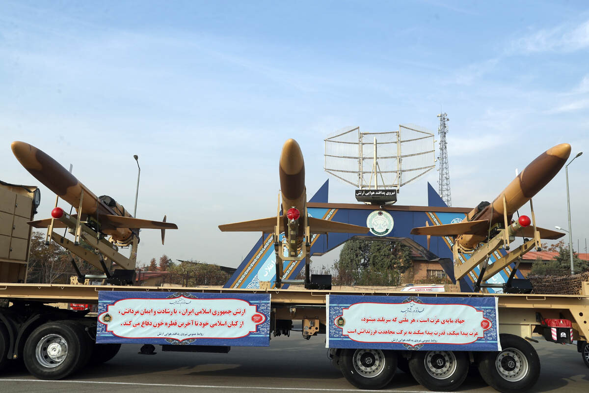 پرنده‌های جنگی جدید ایران چه ویژگی‌هایی دارند؟ | پهپاد «کرار» و موشک «مجید» را بیشتر بشناسید