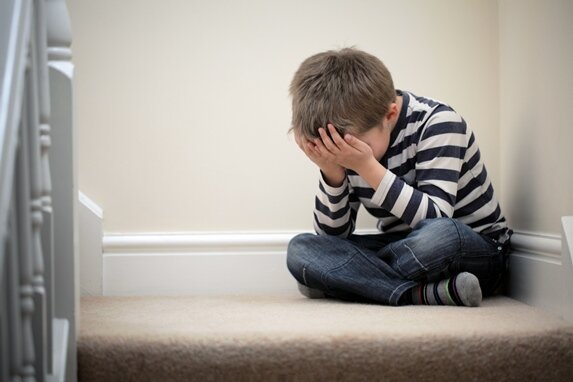 ۲۱ نشانه اضطراب در کودکان قبل و بعد از اسباب‌کشی | کودک‌تان اضطراب جابجایی منزل دارد به این توصیه‌ها توجه کنید
